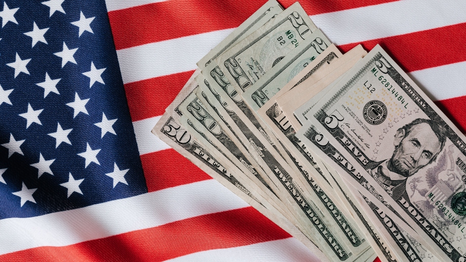 الدولار يسجل أدنى مستوى للعام