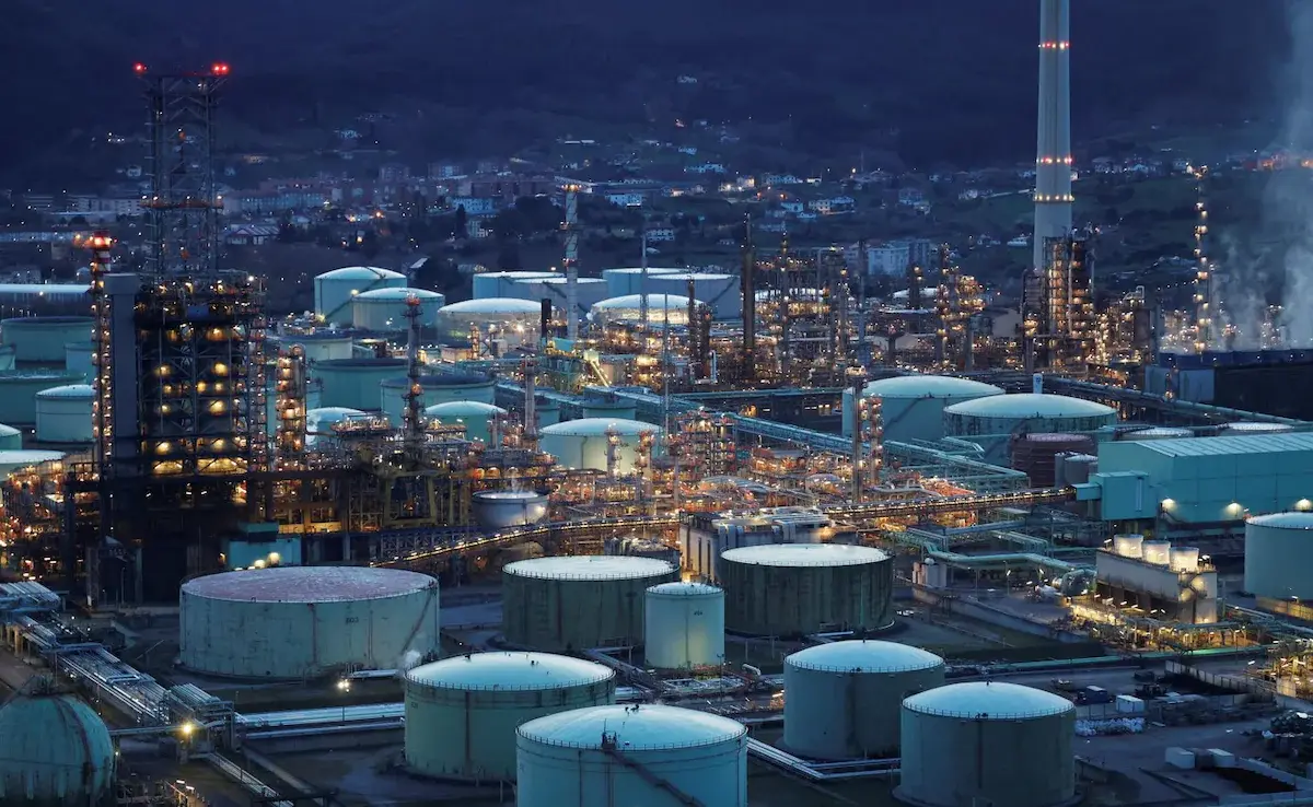 Petróleo estabiliza perto dos 90 dólares