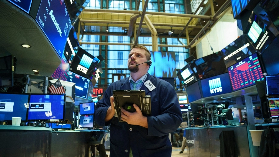 Wall Street in calo, petrolio e tassi sotto osservazione